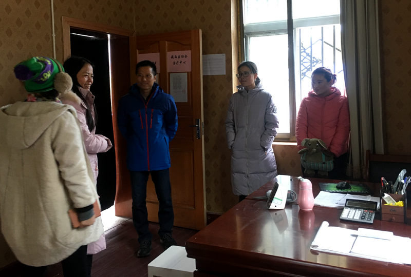 1513239954414094.png 阮少玲观看援藏干部工作环境-800.png